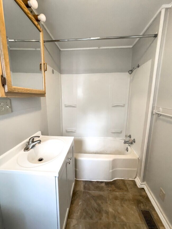 Building Photo - *AVAILABLE NOW!* Cozy Three Bedroom Home!