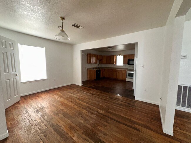 Building Photo - Conveniently located- Water and Trash Included