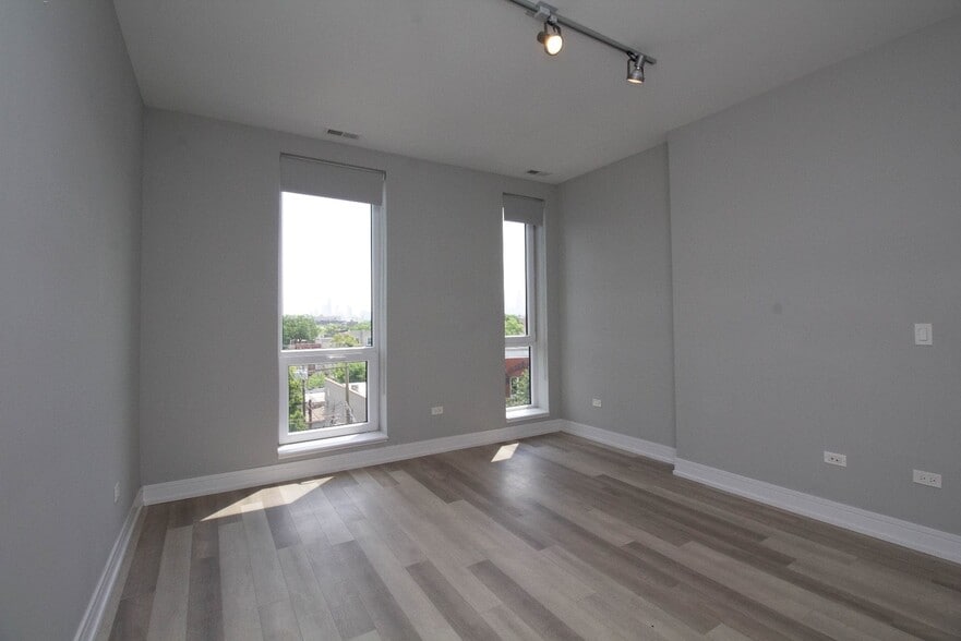 Building Photo - 1554 N Talman Ave