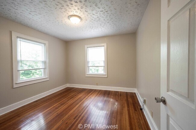 Building Photo - Charming 2-Bedroom Home with Hardwood Floo...