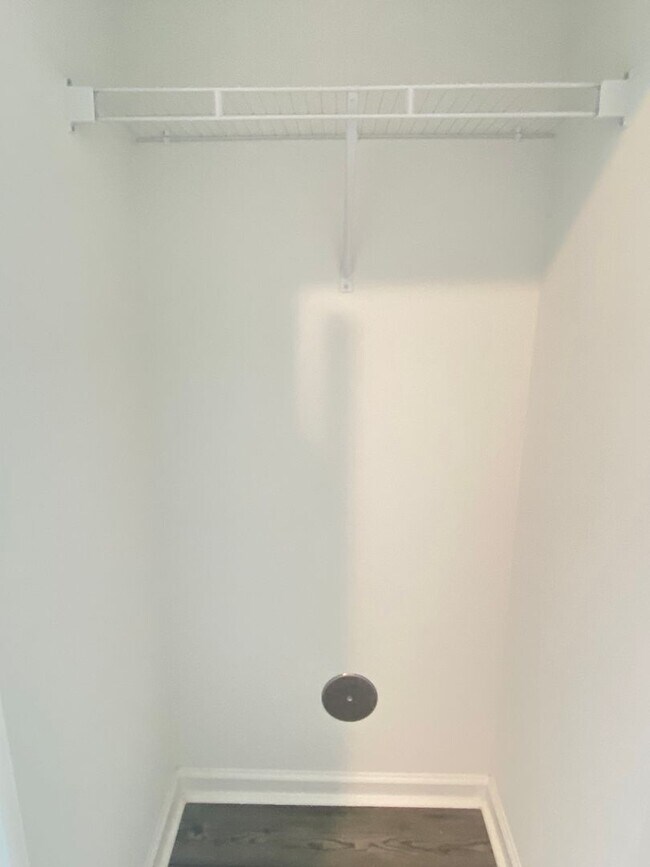 Building Photo - Almost New 3/2/1 Modern Townhome!