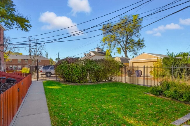 Building Photo - Park Hill townhome with outdoor space and parking