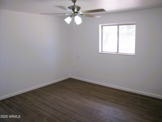 Building Photo - 947 S Cardinal Ave
