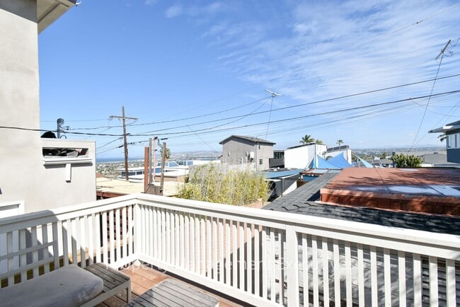 Building Photo - Adorable Studio with an Ocean View