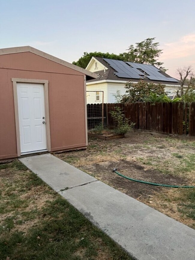 Building Photo - Single story 3 bedroom 2 bath home