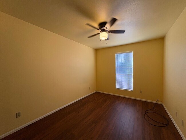 Building Photo - Mesa 2 Bedroom 1 Bath in Triplex Building