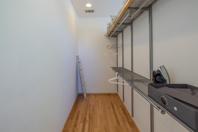 Building Photo - 2801 Oak Crest Ave