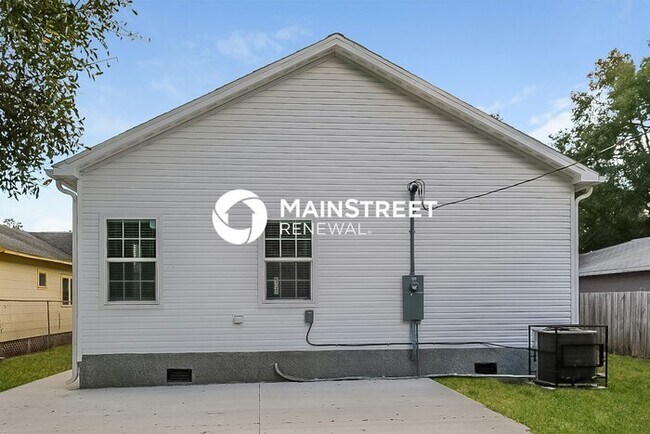 Building Photo - 4 Bedroom Pet-Friendly Home in St. Petersburg, FL with Main Street Renewal