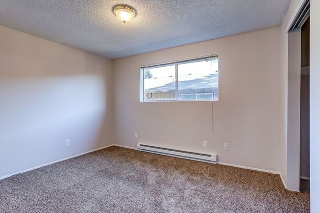 Building Photo - Remodeled 2x1 unit Ground level unit!