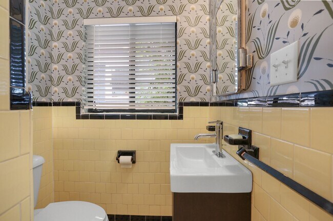 Building Photo - Renovated 3BR / 2BA Home for Rent on Gordonston Ave