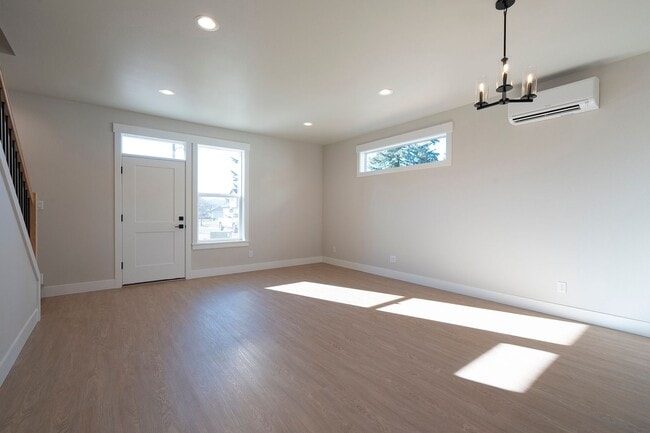 Building Photo - Beautiful 3 bed, 1.5 Bath SE Portland Rental Home!
