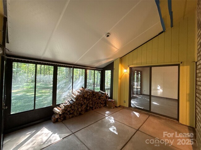 Building Photo - 217 Raintree Dr
