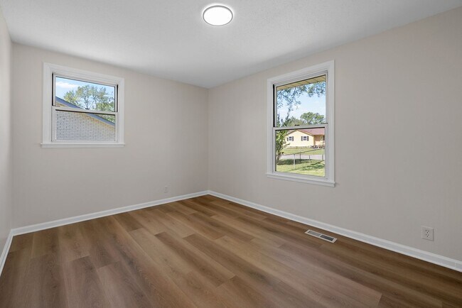 Building Photo - Close to Ft. Campbell! Renovated 3 Bed 2 Bath Home!