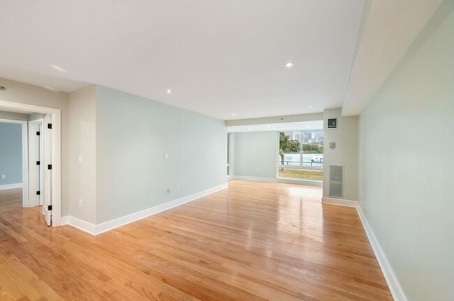 Building Photo - 75-83-83 Cambridge Pkwy