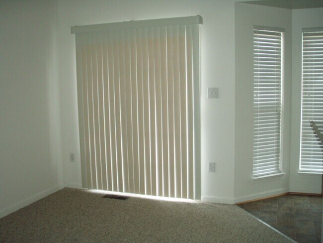 Building Photo - Gorgeous 3 Bedroom 3.5 Bathroom Brick Town...