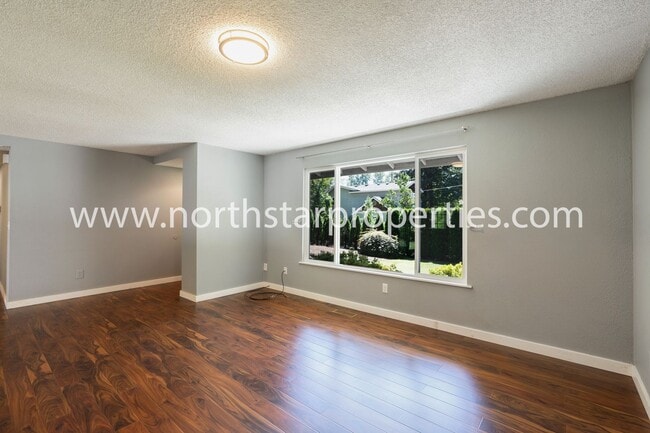 Building Photo - Garden Home Charmer