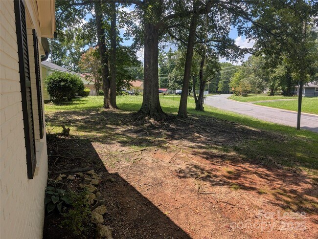 Building Photo - 6542 Rosecran Dr
