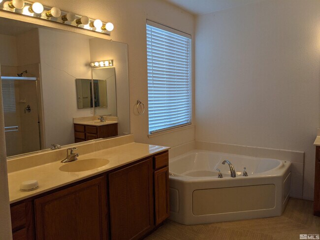 Building Photo - 3202 Bentgrass Dr