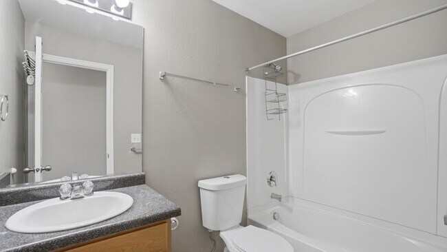 Building Photo - 4 Bedroom Townhome in Daybreak!!