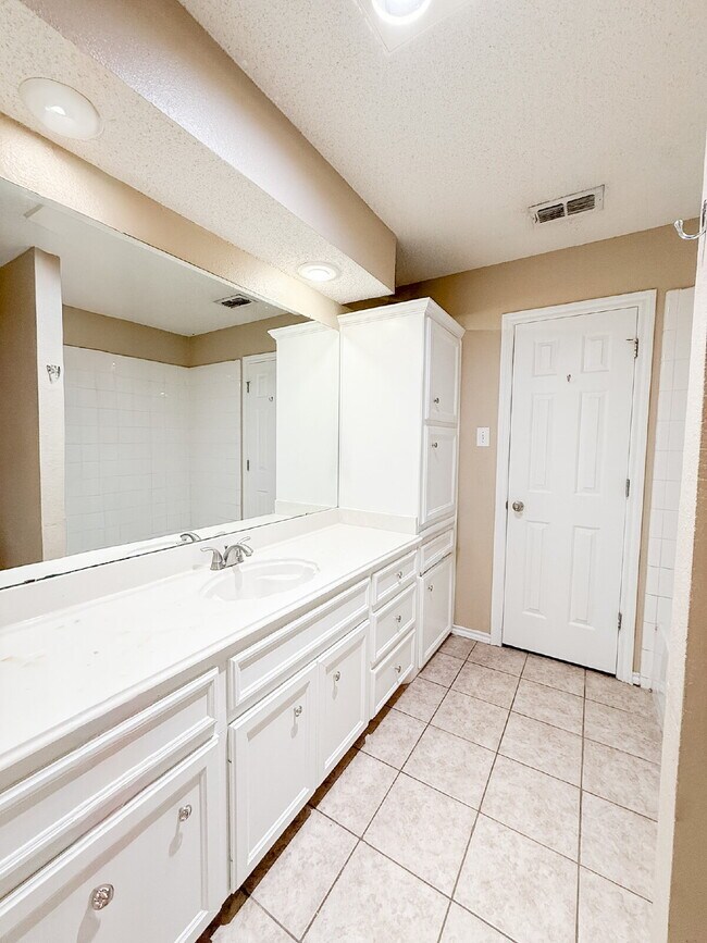 Building Photo - "Charming 4-Bedroom Home with 2 Full Baths in Lubbock – Spacious 1,755 Sq Ft Living Awaits!"