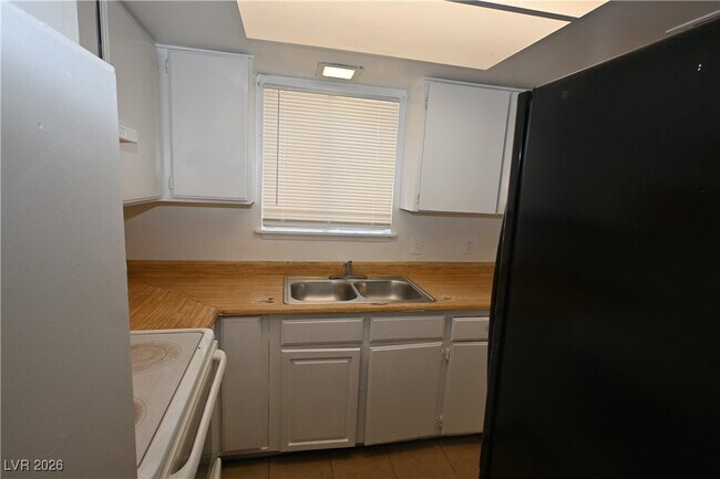 Building Photo - 2301 Stewart Ave