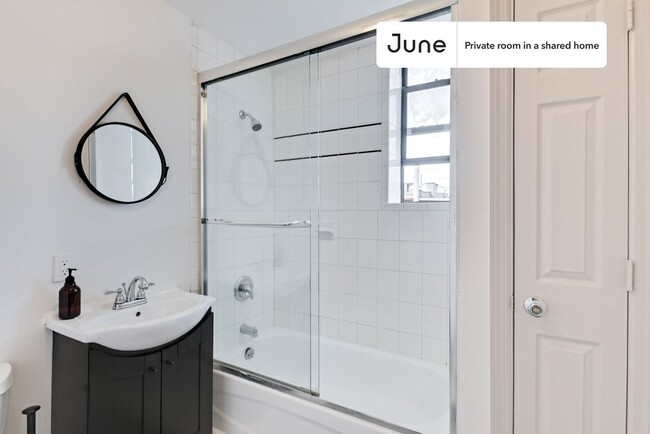 Building Photo - Private bedroom in 4 bed/1 bath Home