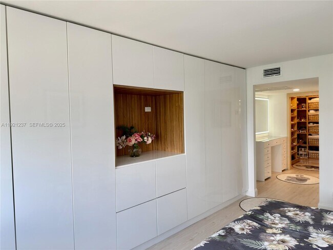 Building Photo - 3140 S Ocean Dr