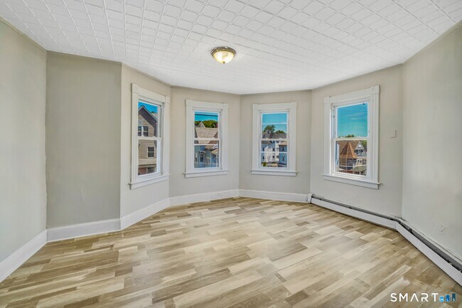 Building Photo - 221 Willow St