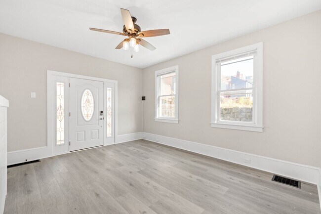 Building Photo - Stunning 2 bedroom home in North Side available Feb 1!