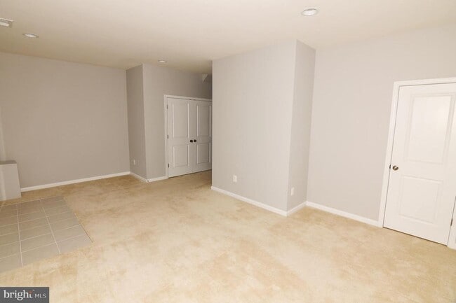 Building Photo - 165 Solara Dr