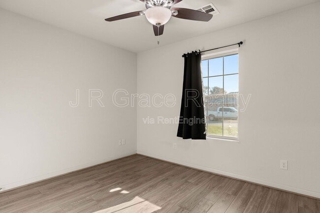 Building Photo - 114 Tomahawk Dr