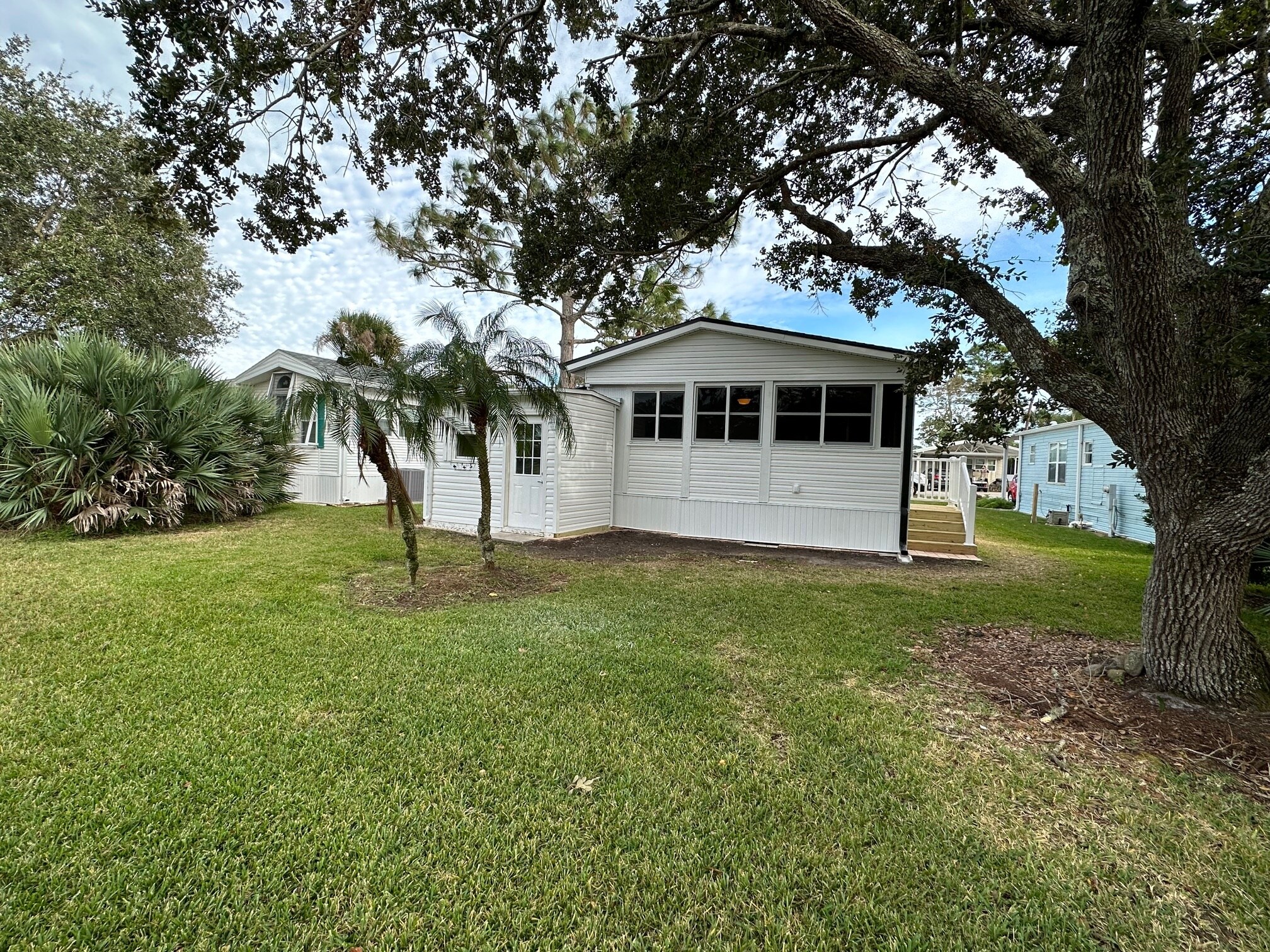 Building Photo - 547 Lake Dr