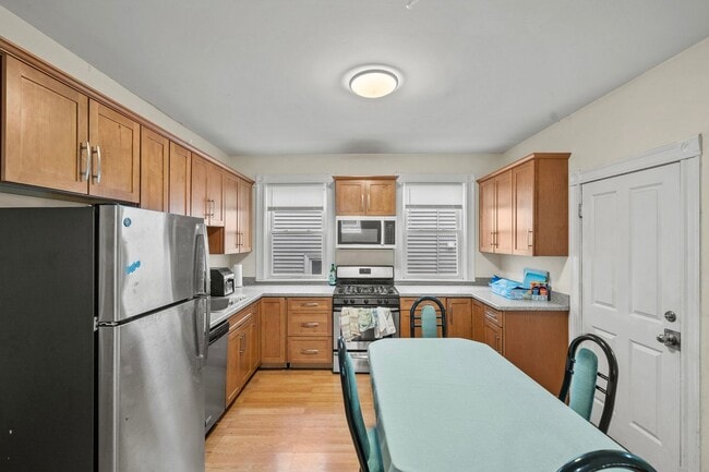 Building Photo - Mission Hill 4 bed...