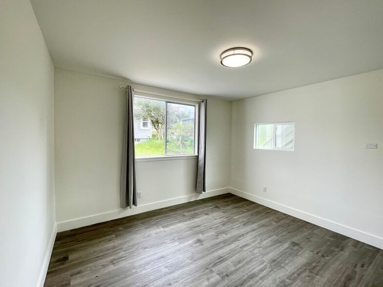 Building Photo - 732 16th Ave