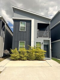 Building Photo - Like New and Close to IAH and Humble Area