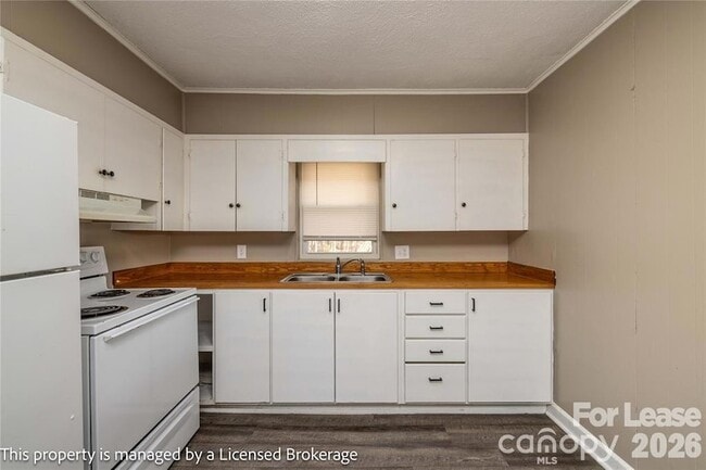 Building Photo - 213 Roslyn Rd