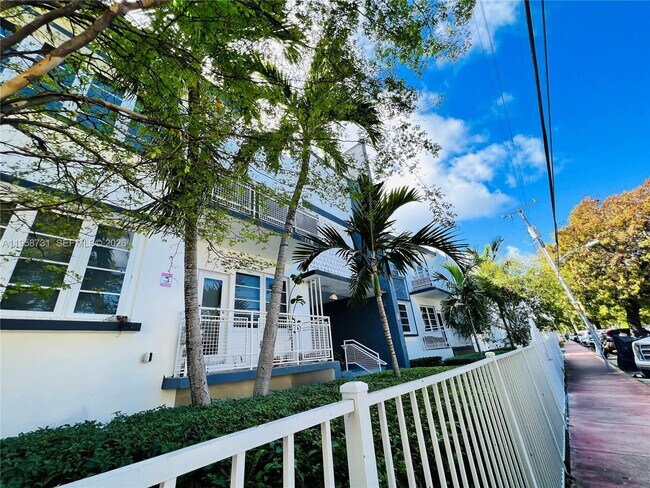 Building Photo - 960 Bay Dr