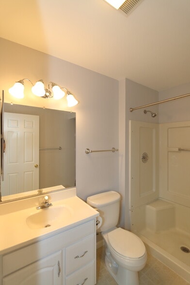 18 mBa lav toilet shwr - 13619 Orchard Dr