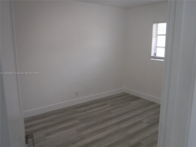 Building Photo - 1045 NE 39th Dr