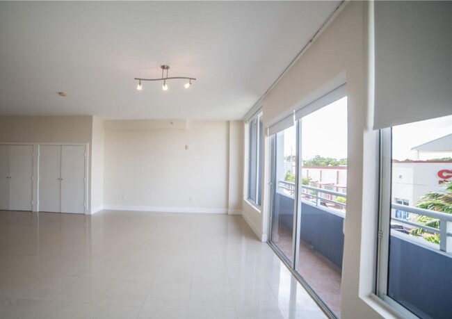 Building Photo - Large spacious open loft in coconut grove