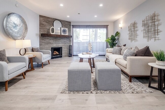 Building Photo - Advent - Low Deposit W/ Laundry & Parking!