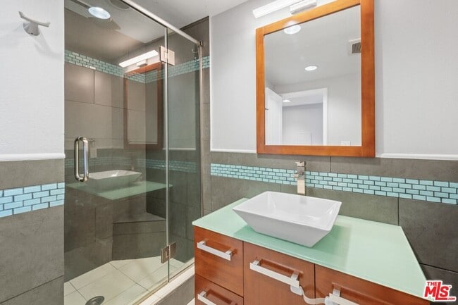 Building Photo - 1115 S Elm Dr