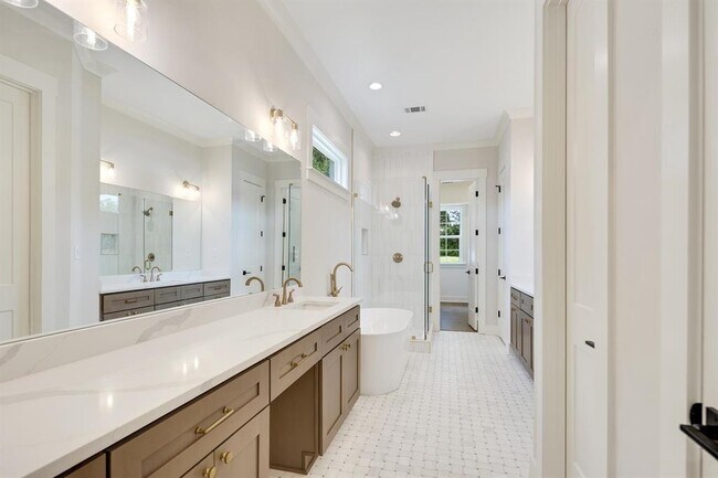 Building Photo - 352 Avon Rd