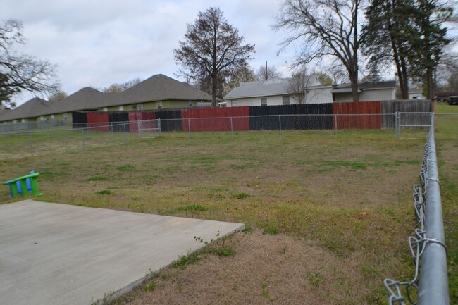 Building Photo - House For Lease in Denison -- 3 Bed/2 Bath