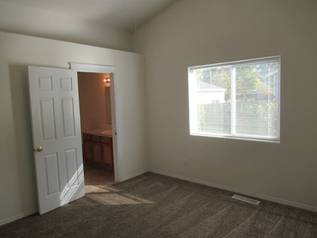Building Photo - Three Bedroom Home in Independence