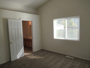 Building Photo - Three Bedroom Home in Independence