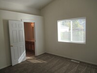 Building Photo - Three Bedroom Home in Independence