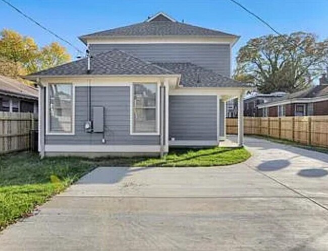 Building Photo - 2374 Forest Ave