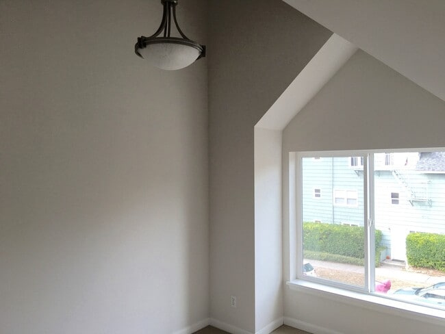 Building Photo - 3-Bedroom Townhome Near Roosevelt Lightrai...