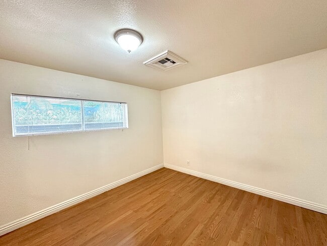 Building Photo - CHARLESTON HEIGHTS